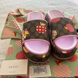 Gucci Sandals authentic size 7